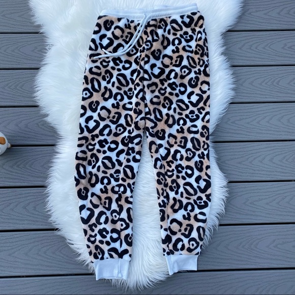 Fleece Cheetah Lounge Set - Picture 3 of 7